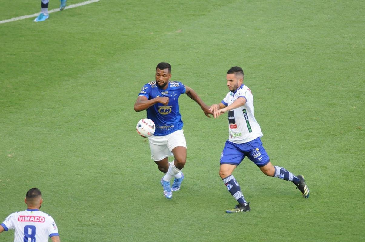 Cruzeiro goleou URT por 3 a 0 no Independncia com gols de Thiago, Machado e Edu em sua estreia no Mineiro. Ronaldo, dono da SAF, assistiu  partida no Horto. Duelo marcou estreia do tcnico uruguaio Paulo Pezzolano
