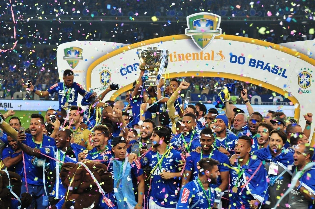 Depois da vitria por 5 a 3 nos pnaltis, que teve Fbio como heri, jogadores e comisso tcnica comemoraram muito no gramado do Mineiro. Capito Henrique ergueu a taa do penta no Gigante