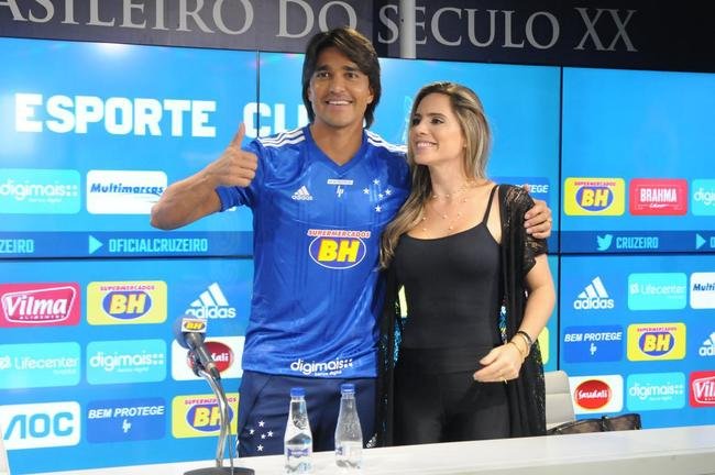 Fotos da apresenta��o do atacante Marcelo Moreno como novo refor�o do Cruzeiro para 2020. Duante entrevista, jogador foi acompanhado pela esposa Marilisy Antonelli e pela filha, Maria Clara