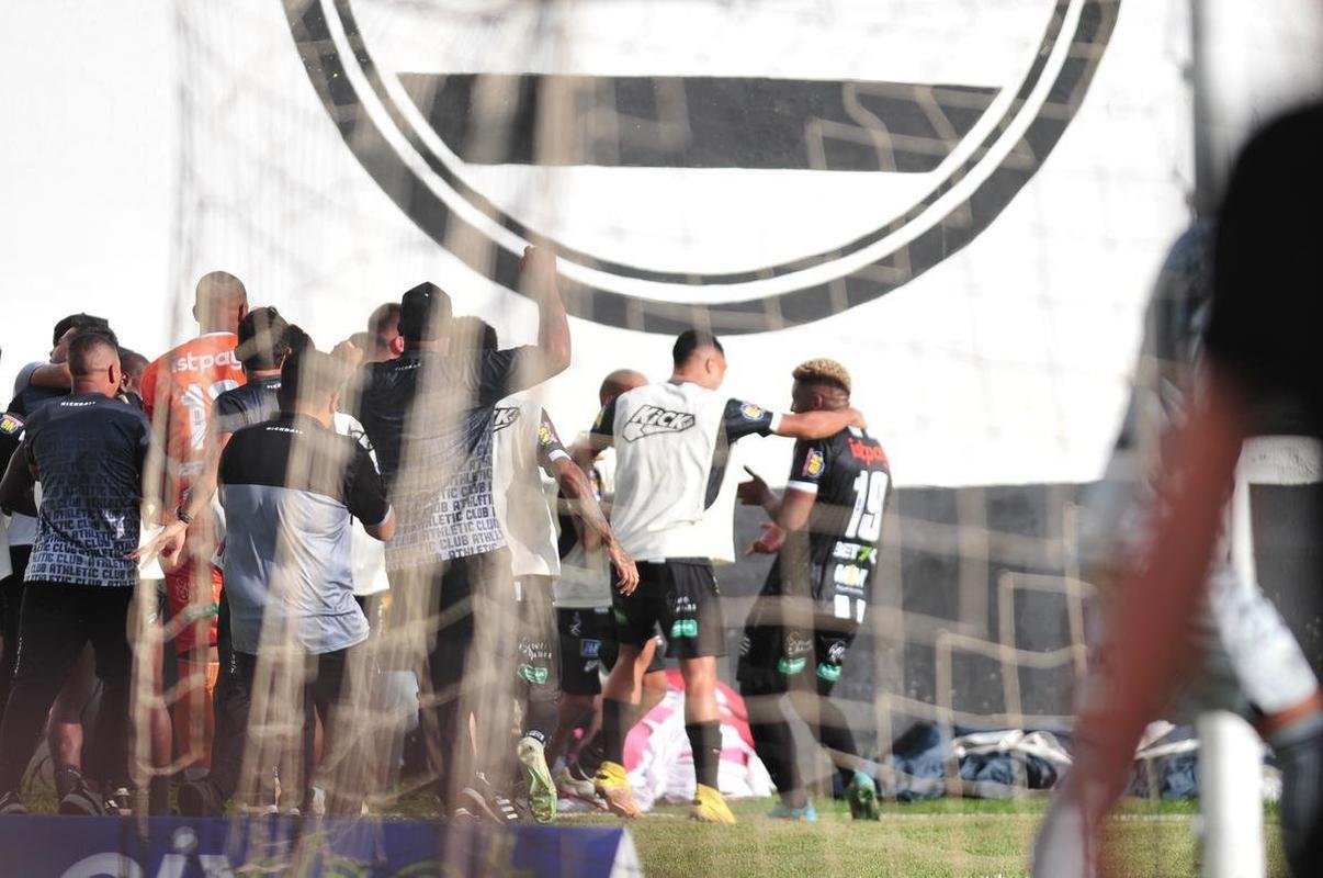 Fotos do jogo entre Athletic x Atltico, pelo Campeonato Mineiro