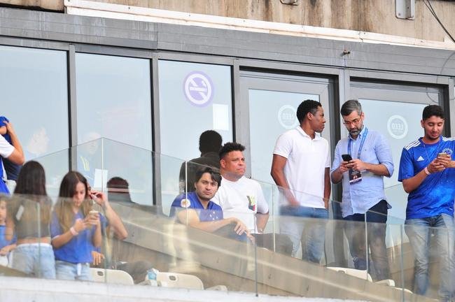 Fotos da torcida do Cruzeiro antes e durante a partida contra o Cricima, neste domingo (4), no Mineiro, pela 28 rodada da Srie B