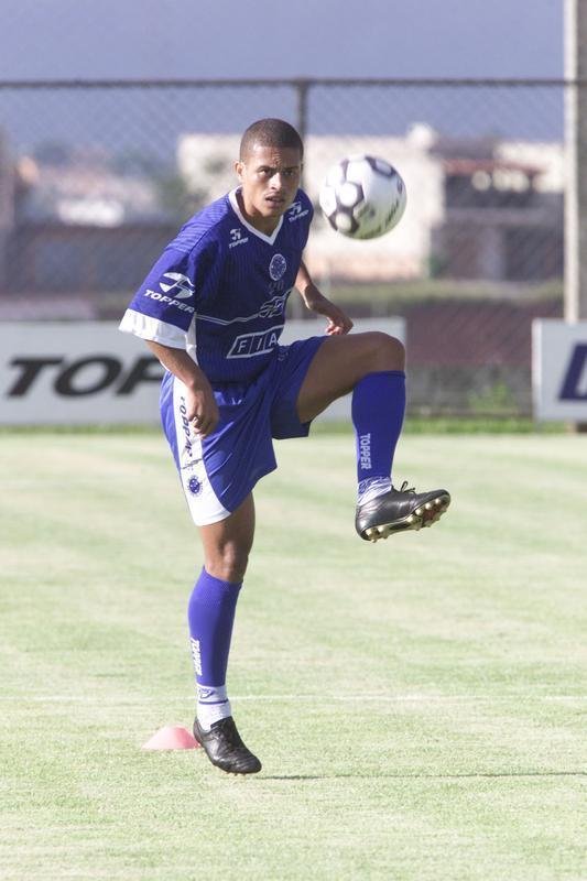 Alex (armador) - foi contratado em 8 de agosto de 2001 aps conseguir uma liminar na justia que o liberava do Parma, da Itlia. Marcou um gol de falta na primeira partida pelo Cruzeiro, contra o Coritiba, no Couto Pereira (19/8), pela sexta rodada do Campeonato Brasileiro (derrota por 3 a 2).  poca, o meia usava a camisa 9, pois Edmundo era quem vestia a de nmero 10. Nos trs meses em que esteve no clube, fez apenas quatro gols em 16 partidas e acabou dispensado pelo tcnico Marco Aurlio. Em 2002, regressou  Toca, j sob o comando de Vanderlei Luxemburgo, e construiu uma histria de identificao com a torcida e ttulos. Alex ganhou duas edies do Campeonato Mineiro, uma da Copa do Brasil e uma do Brasileiro. Em 123 jogos (contando tambm 2001), somou 64 gols e deu 61 assistncias.