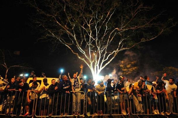 Torcida do Cruzeiro apoia a delegao do time na chegada ao Mineiro