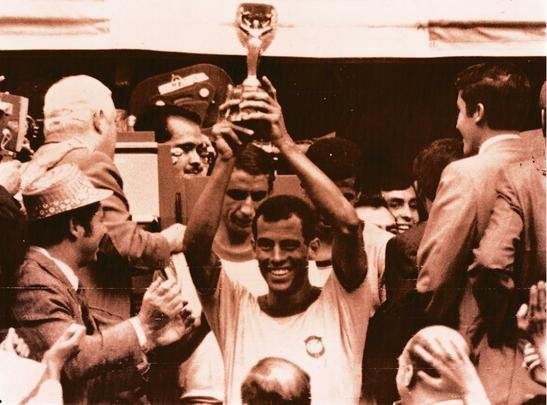 Na final, Brasil goleou a Itália com gols de Pelé, Gérson, Jairzinho e Carlos Alberto, que ergueu a taça no Estádio Azteca, na Cidade do México