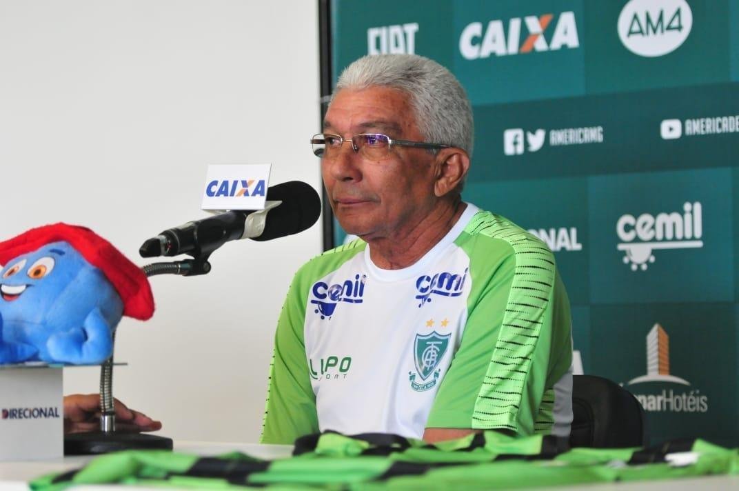 Tcnico Givanildo Oliveira foi apresentado no CT Lanna Drumond pelo presidente Marcus Salum e comandou seu primeiro treino visando ao jogo de quinta-feira, contra o Internacional, em Porto Alegre