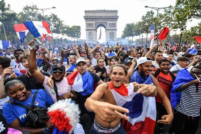 Torcedores franceses tomaram principais pontos tur�sticos e avenidas de Paris para celebrar o bi mundial