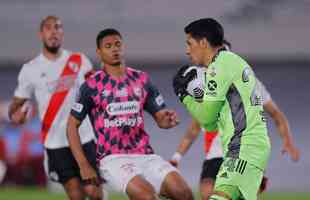 Com 25 casos simultneos de COVID-19, River Plate enfrentou Independiente Santa Fe-COL com apenas 11 jogadores disponveis e com o volante Enzo Prez improvisado como goleiro.