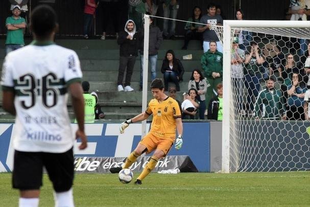 Fotos do duelo entre Coritiba e América, no Couto Pereira, em Curitiba, pela 25ª rodada da Série B do Campeonato Brasileiro