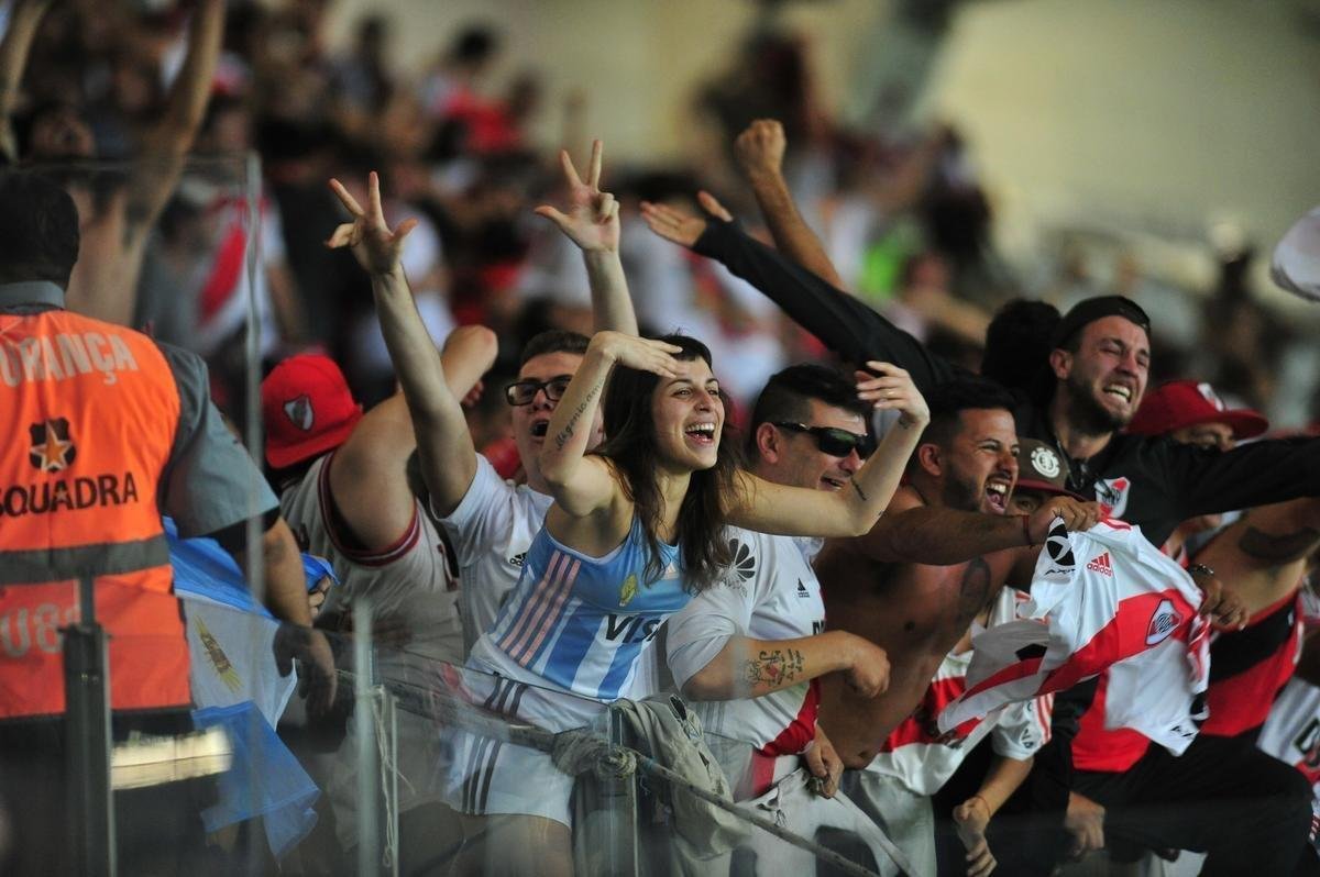 Torcida do Cruzeiro foi da esperana  decepo no Mineiro diante do River Plate