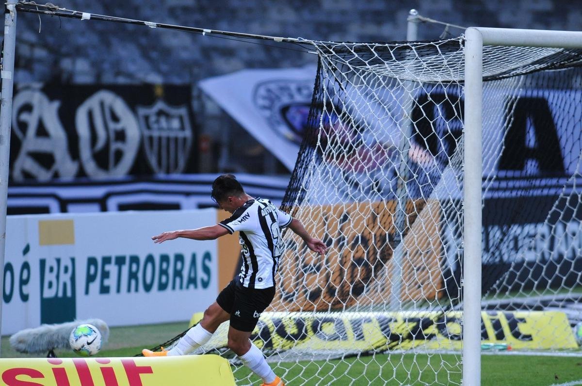 Alan Franco marcou os dois gols do Atltico no primeiro tempo: 2 a 0