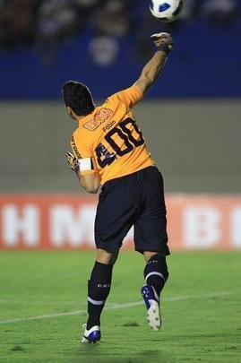 Fbio disputa jogo de nmero 400 pelo Cruzeiro, diante do Atltico-GO