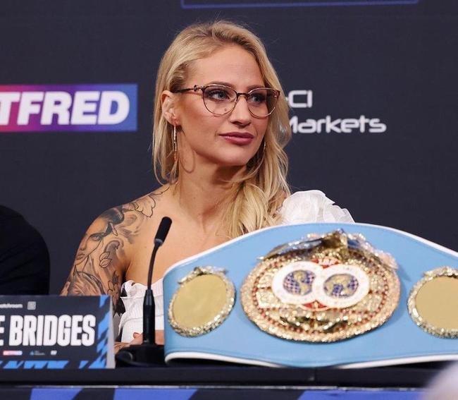 Fotos da boxeadora australiana Ebanie Bridges