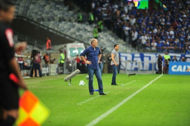 Cruzeiro conseguiu abrir vantagem de 1 a 0 no fim do primeiro tempo, com gol de cabea de Thiago Neves