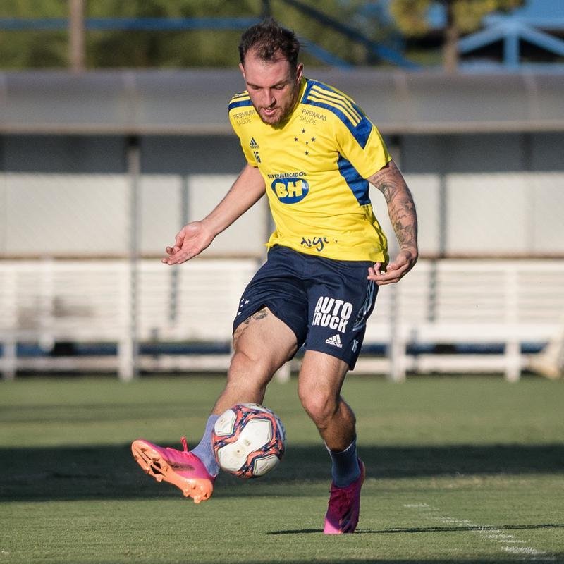 Atacante Guilherme Bissoli realizou primeiro treino com os novos companheiros de Cruzeiro nesta quarta-feira, dia 5 de maio