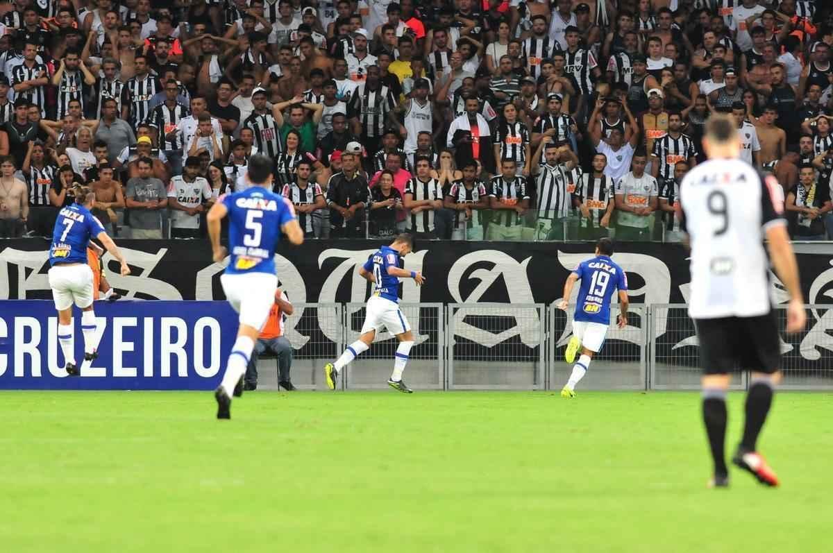 Arrascaeta colocou o Cruzeiro em vantagem no clssico aos 27 minutos do primeiro tempo