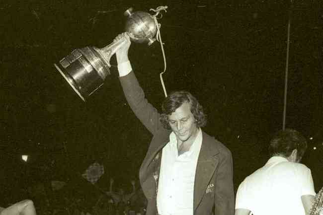 Titular nas 13 partidas da campanha, Raul levanta a taça da Libertadores conquistada em 1976