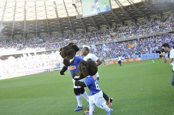 Jlio Baptista foi apresentado com uma novidade pelo departamento de marketing do Cruzeiro. O jogador entrou no gramado do Mineiro em um carro-forte e deu a volta no estdio. O veculo apresentava a frase: Patrimnio Scio do Futebol. Quando o meia desceu, ele foi saudado pelos torcedores e fogos foram lanados.   