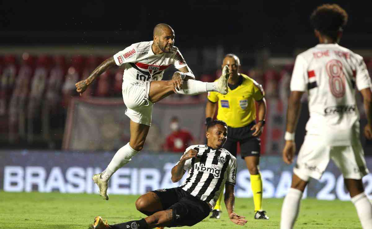 So Paulo venceu Atltico por 3 a 0 e abriu sete pontos de vantagem na liderana do Brasileiro (53 a 46). Gols foram marcados por Igor Gomes, Gabriel Sara e Tor.