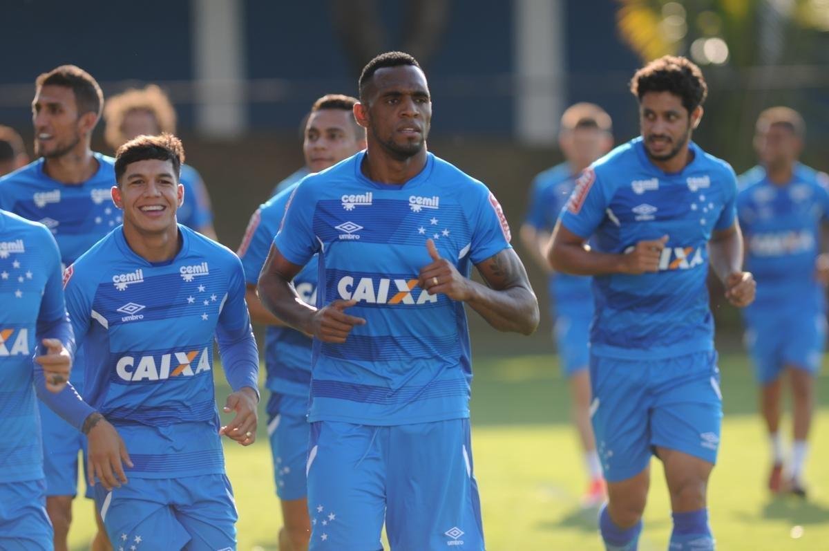 Jogadores do Cruzeiro se reapresentaram nesta sexta-feira, na Toca da Raposa II, aps a conquista do pentacampeonato da Copa do Brasil. Mano j disse que Robinho e Raniel esto vetados para enfrentar o Corinthians no domingo, s 16h, no Mineiro, pelo Brasileiro. Os provveis substitutos sero Rafinha e Rafael Sobis.