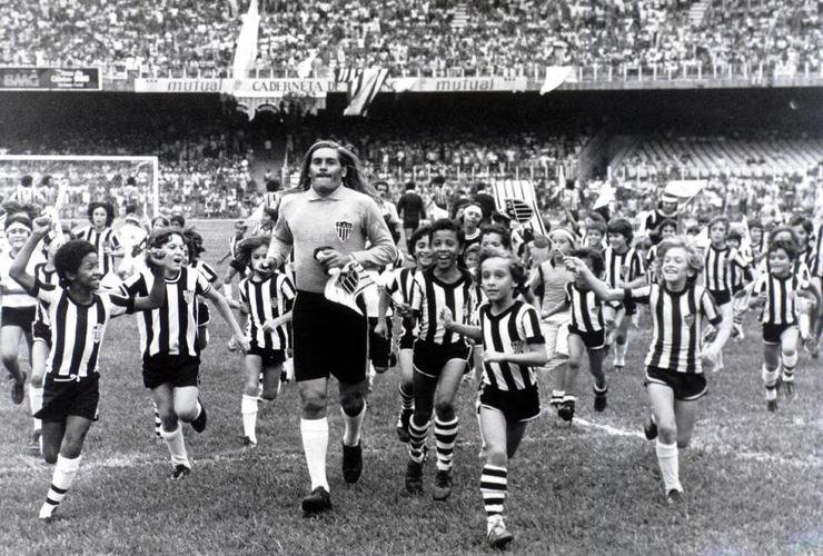 Miguel Angel Ortiz - O goleiro argentino fez história com a camisa do Atlético. Curiosamente, Miguel Angel Ortiz se notabilizou por marcar gols de pênalti. O argentino de Santa Fé balançou as redes sete vezes em 100 partidas. Por outro lado, foi vazado em 67 ocasiões. Ortiz chamava atenção também pelas vestimentas: usava bermudas até o joelho, quase sempre estampadas. Ignorou as brincadeiras e até mesmo os insultos para se tornar um arqueiro seguro nos anos de 1976 e 1977. O problema, entretanto, foi um jogo específico: a final do Campeonato Mineiro de 1977 contra o Cruzeiro. O Atlético largou na frente na disputa. Ortiz, no entanto, foi acusado de ter sido 'comprado' pelo então presidente celeste Felício Brandi. As partidas 2 e 3 daquela decisão terminaram com vitórias do Cruzeiro. Amigo pessoal do goleiro, o atacante celeste Revétria teve atuações de gala nos duelos, o que aumentou as suspeitas. Na época, o goleiro se defendeu: 'Foi um crime. Graças a Deus nunca um torcedor me disse nada. Pelo contrário, os atleticanos me amam. Tinha de ter um culpado. O escolhido fui eu'. Ortiz deixou o clube pouco tempo depois.