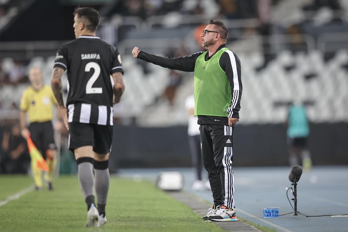 Botafogo x Atltico: veja fotos do jogo no Nilton Santos