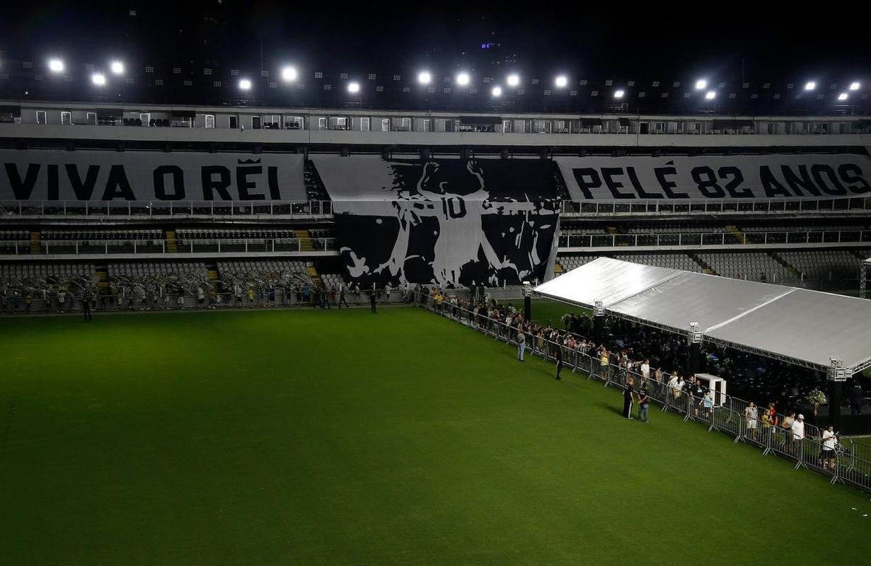Os ltimos momentos do velrio de Pel, na Vila Belmiro, estdio do Santos. 