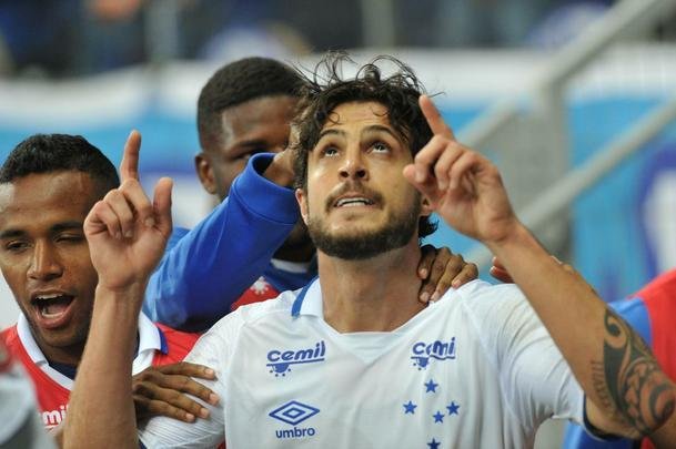 Momento em que Hudson marcou o gol do Cruzeiro no segundo tempo