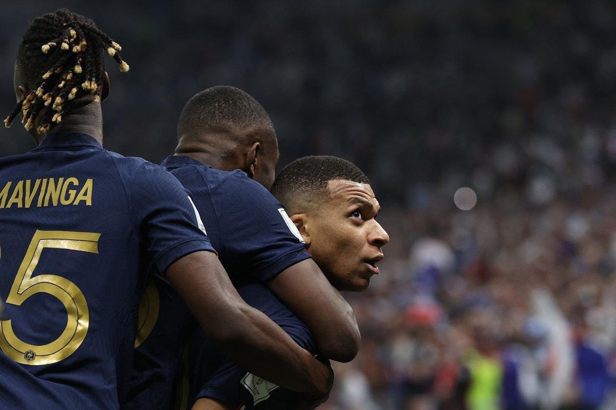 Mbapp faz o primeiro gol da Frana na final contra a Argentina e reduz vantagem do rival para 2 a 1. O francs cobrou pnalti cometido por Otamendi