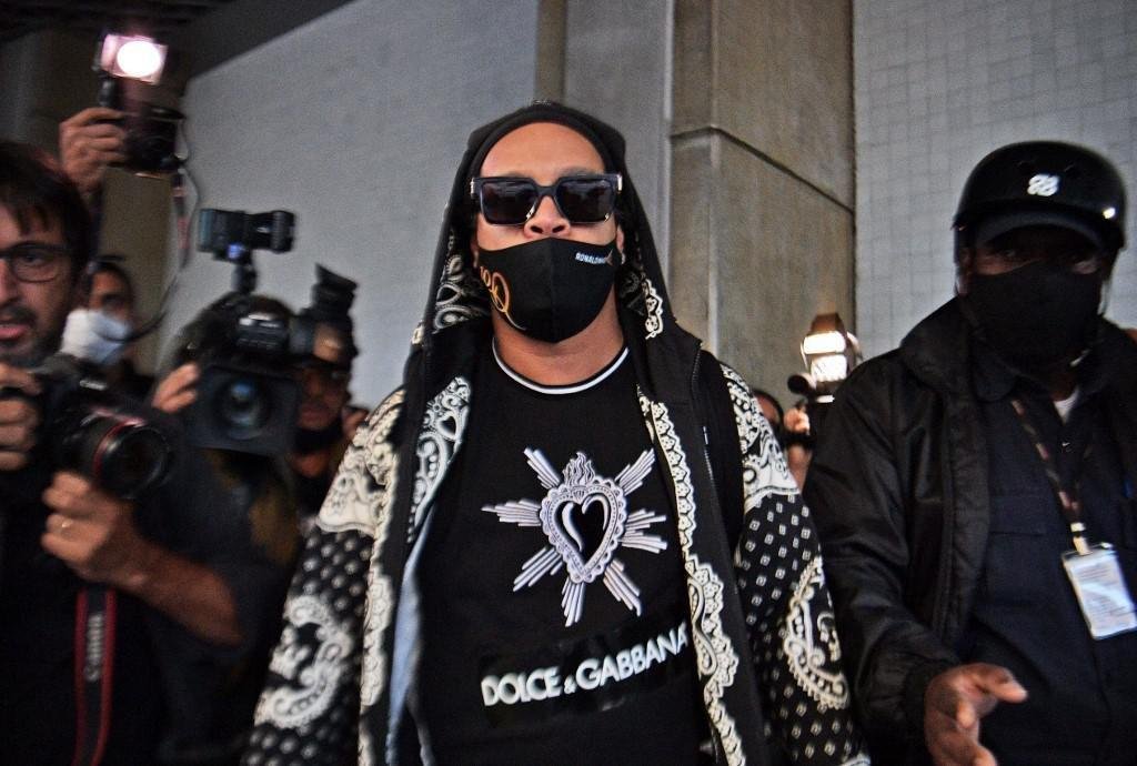 Após 171 dias no Paraguai, onde ficaram presos, Ronaldinho Gaúcho e seu irmão, Assis, chegaram ao Rio de Janeiro nesta terça-feira em um jatinho