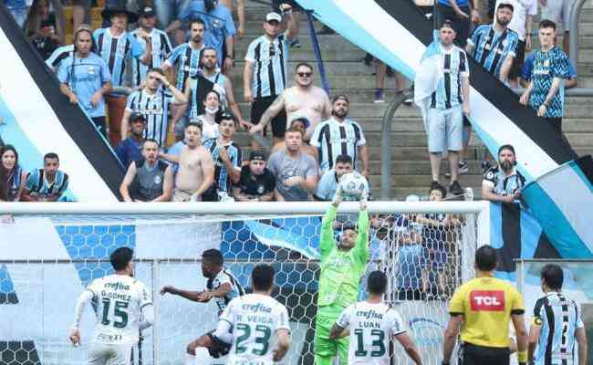 Aps invaso diante do Palmeiras, em confronto pelo Brasileiro, torcida do Grmio  proibida pelo STJD de comparecer aos jogos da equipe