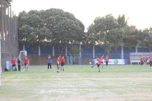 O Unin La Calera, do Chile, fechou a preparao para o jogo decisivo contra o Atltico, nesta tera-feira, s 21h30, no Independncia, pela Copa Sul-Americana, na Toca da Raposa II. Os jogadores da equipe chilena treinaram pnaltis no fim da atividade. Para se classificar s oitavas de final, o La Calera pode at mesmo perder por um gol de diferena, desde que balance as redes alvinegras.