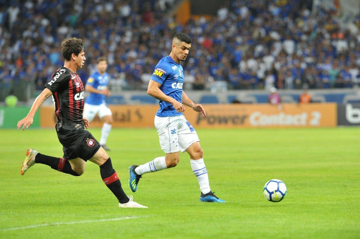 Lances do primeiro tempo da partida entre Cruzeiro e Atltico-PR, no Mineiro, pelas oitavas de final da Copa do Brasil