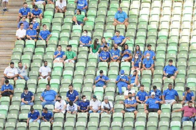 Fotos da torcida do Cruzeiro na vitria do time por 3 a 0 sobre a URT, no Independncia, pela primeira rodada do Campeonato Mineiro. Ronaldo, dono de 90% da SAF cruzeirense, esteve presente e foi ovacionado pelo pblico