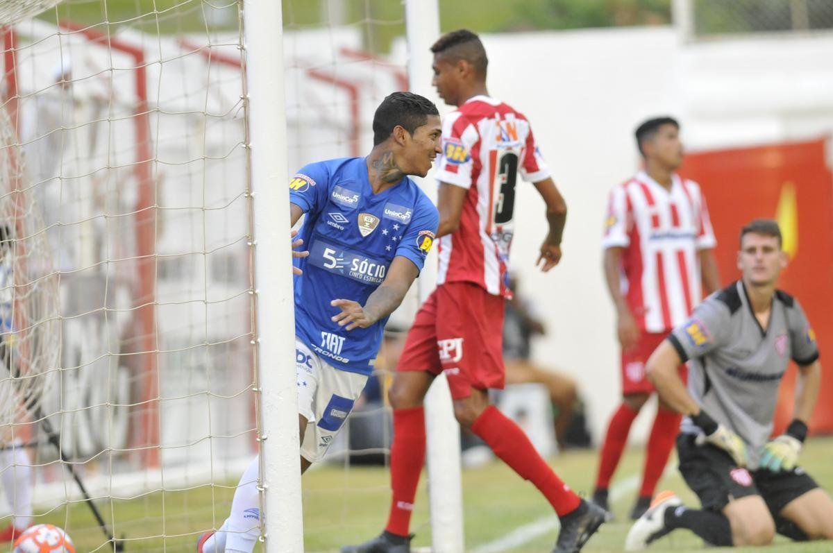 Fotos do duelo entre Villa Nova e Cruzeiro, neste domingo
