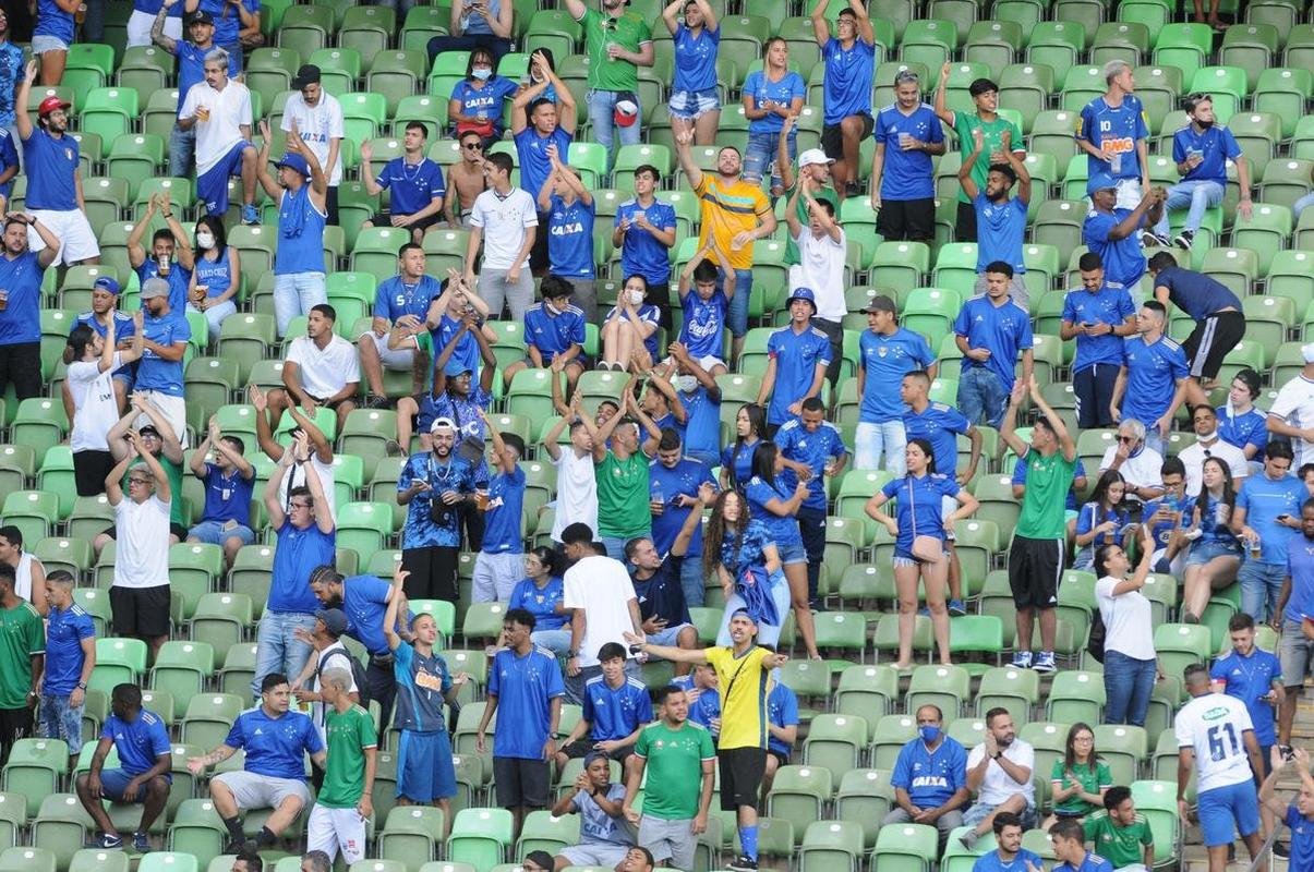 Fotos da torcida do Cruzeiro na vitria do time por 3 a 0 sobre a URT, no Independncia, pela primeira rodada do Campeonato Mineiro. Ronaldo, dono de 90% da SAF cruzeirense, esteve presente e foi ovacionado pelo pblico