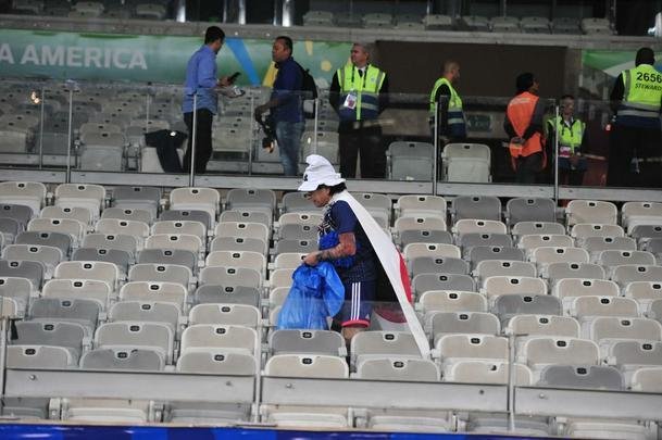 Depois do empate entre Japo e Equador, por 1 a 1, pela Copa Amrica, um torcedor japons deu um bom exemplo aos brasileiros. Com pacincia, ele recolheu lixo em vrios pontos do setor em que se encontrava no Mineiro. Na Copa de 2014, no Brasil, os nipnicos j haviam mostrado civilidade ao mundo ao limpar arquibancadas e vestirios dos estdios.