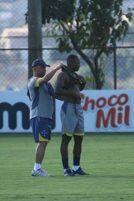 Atacante Sass trabalhou com elenco do Cruzeiro nesta tera-feira e foi apresentado como reforo