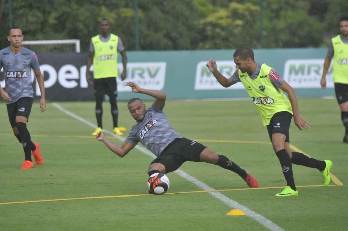Volante Elias participou nesta quinta-feira do seu primeiro treino como jogador do Atltico. Roger Machado comandou uma atividade com bola utilizando atletas que no jogaram ou atuaram pouco diante do Cruzeiro