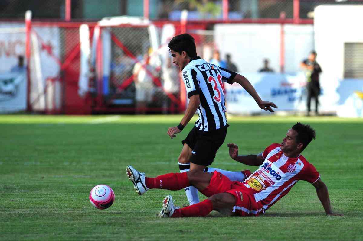 Villa Nova e Atltico se enfrentaram nesta quinta-feira