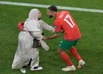 Assim como Hakimi havia feito após vitória contra a Bélgica, Sofiane Boufal comemorou classificação às semis da Copa do Mundo levando sua mãe para o campo