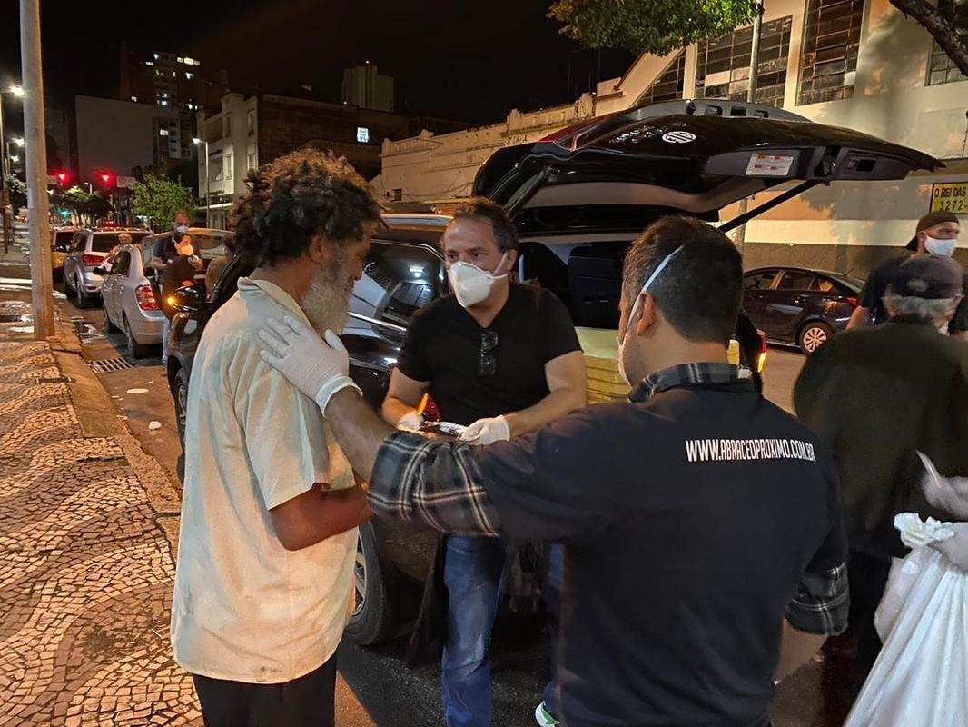 
Alexandre Mattos e Clube do Chef doaram 530 marmitas para pessoas em situao de rua