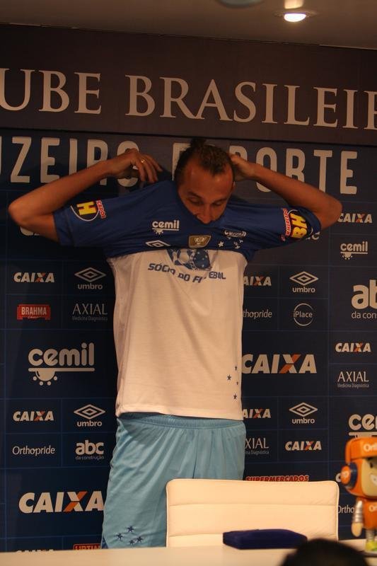 Atacante Barcos, o 'Pirata', vestiu a camisa 28 do Cruzeiro e falou sobre desejo de conquistar muitos ttulos