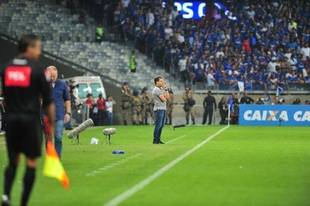 Cruzeiro conseguiu abrir vantagem de 1 a 0 no fim do primeiro tempo, com gol de cabea de Thiago Neves
