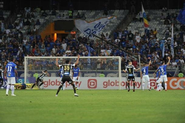 Em jogo com grande atuao do goleiro Fbio, Cruzeiro derrotou Santos de virada, por 2 a 1, com gols de Sass e Raniel; Gabriel Barbosa marcou para o Peixe, no Mineiro, pela 26 rodada do Brasileiro