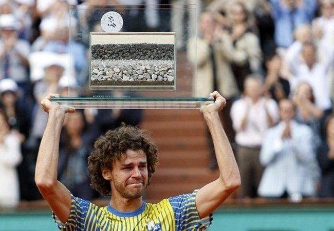 Em 2008, Guga foi homenageado em Roland Garros. Brasileiro abandonou o tnis neste ano.