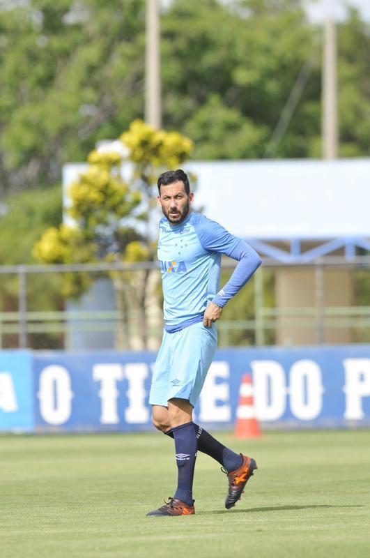 Mano Menezes montou Cruzeiro que deve encarar o Villa Nova no sbado e promoveu trs mudanas em relao ao ltimo jogo: Murilo entrou na vaga de Leo, Egdio no lugar de Marcelo Hermes e Robinho deu lugar a Ariel Cabral