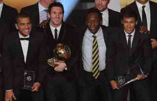Pel e Neymar ao lado de Daniel Alves, Alex Ferguson, Messi, Lothar Matthaus e Ronaldo durante o prmio Bola de Ouro, da Fifa, em 2012