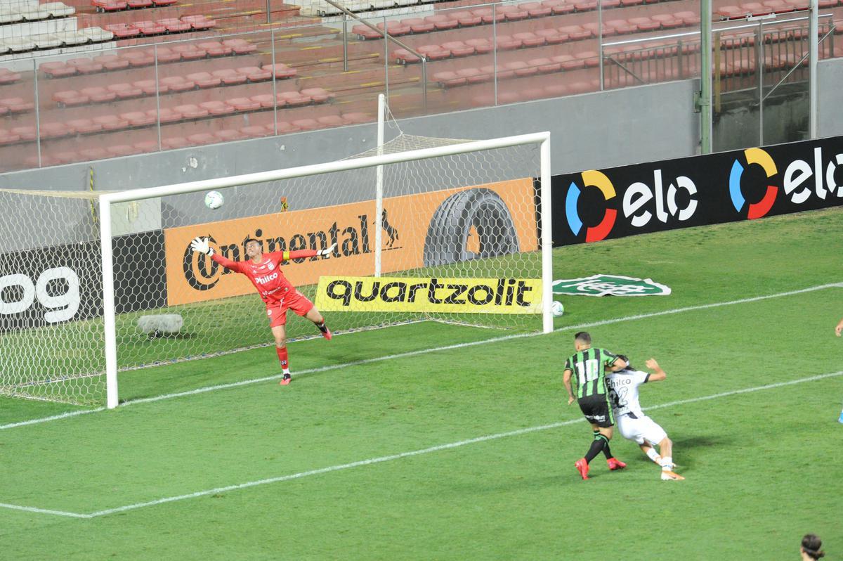 Fotos do duelo entre Amrica e Ponte Preta, no Independncia, em Belo Horizonte, em jogo de volta da quarta fase da Copa do Brasil