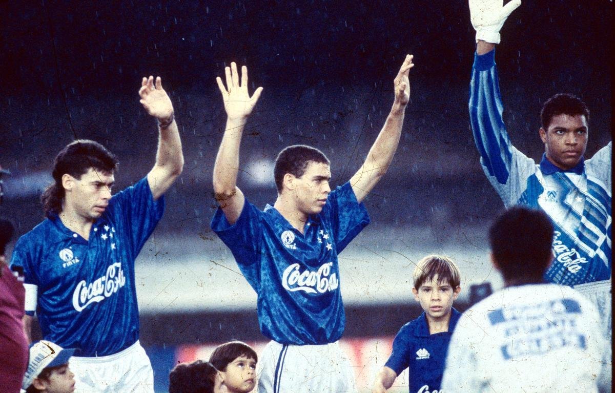 Com apenas 17 anos, o ento garoto Ronaldinho encarou a responsabilidade de ser o camisa 9 do Cruzeiro no Grupo 2 da Libertadores de 1994, que tinha tambm Vlez Sarsfield, Palmeiras e Boca Juniors. A Raposa avanou em segundo lugar da chave, mas acabou eliminada nas oitavas de final pelo Unin Espaola, do Chile. Na competio, Ronaldo disputou oito jogos e marcou dois gols, dividindo a artilharia com o meia Lus Fernando Flores.