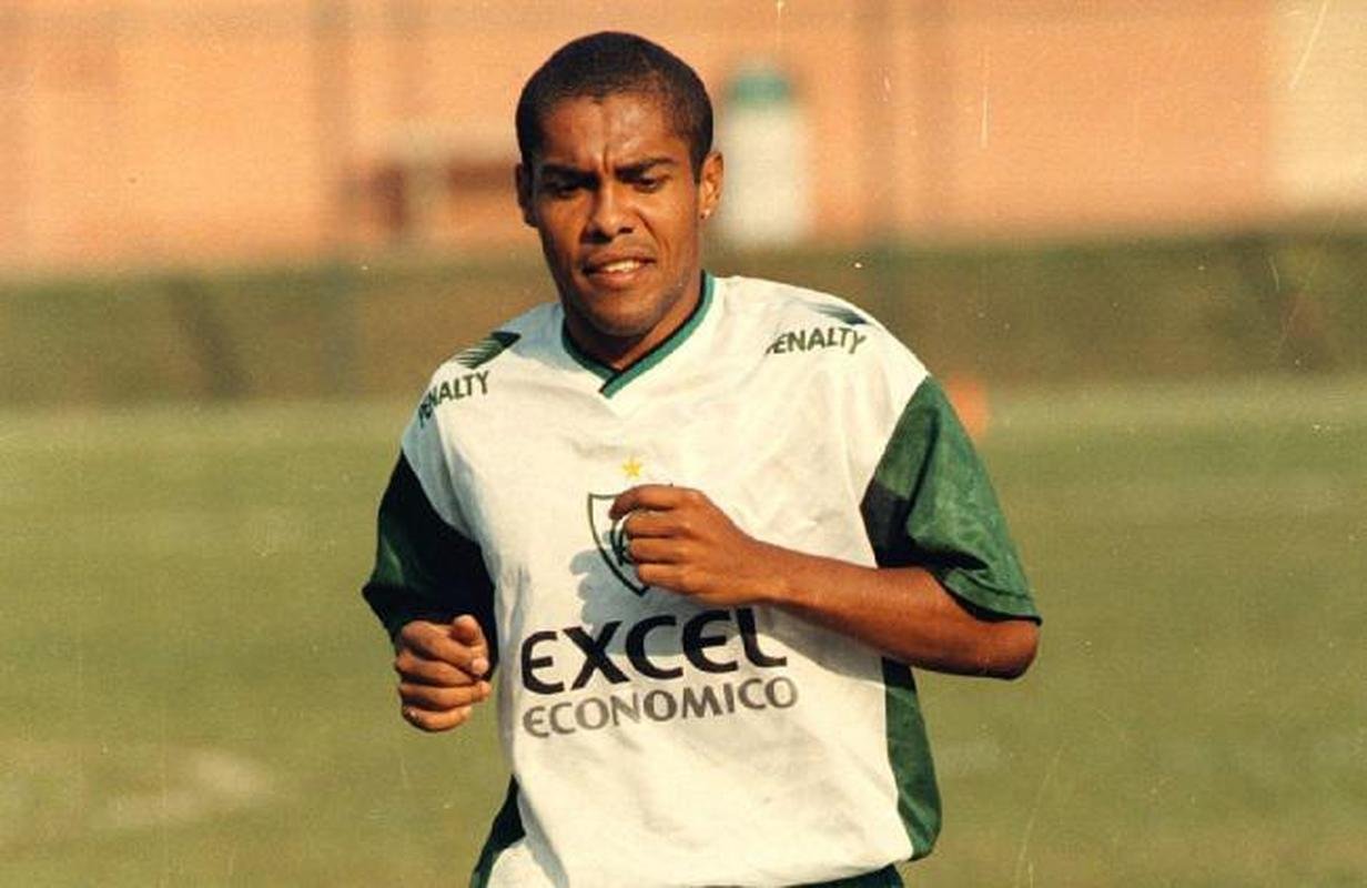 10º: Irênio - 275 jogos (meia; 1994 a 2000 / 2009 a 2010)